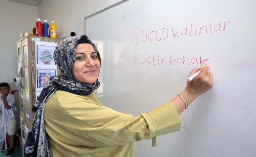 Konak’ta okur-yazar kadınların gurur günü