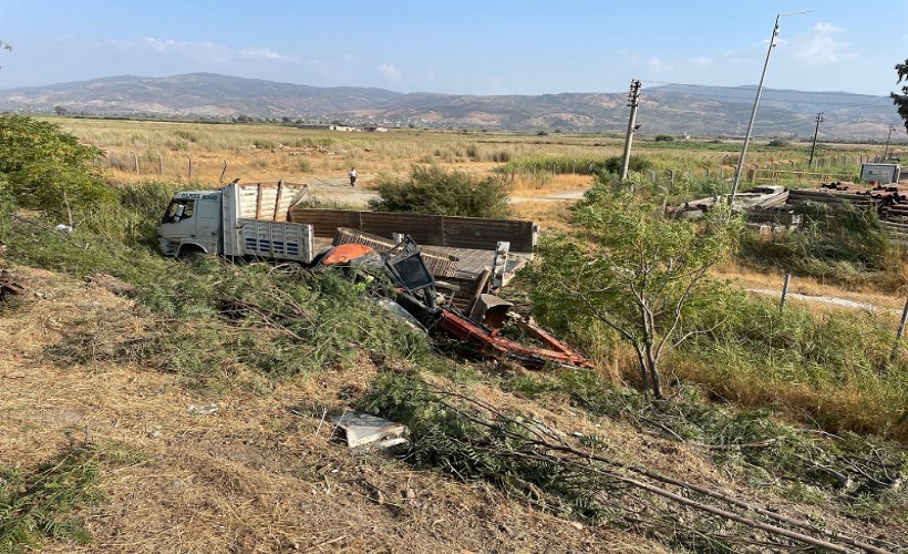 Kontrolden çıkan iş makinesi yüklü kamyon, şarampole uçtu