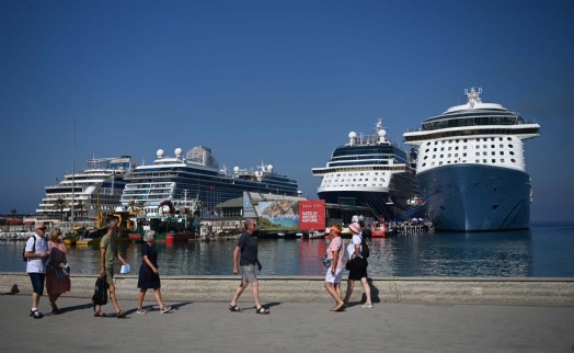 Kuşadası'nda denizden 13 bin turist geldi, esnaf bayram etti