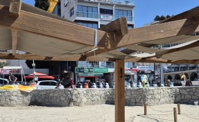 Kuşadası'nda engelli bireyleri güneşten koruyan gölgeliklere zarar verildi