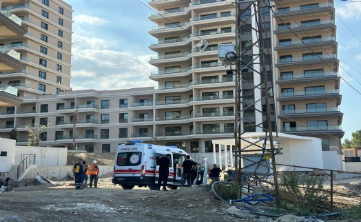 Manisa’da inşaat alanında yangın; 2 kişi dumandan etkilendi