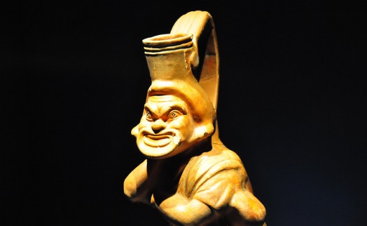 Maskeli oyuncu tasvirli 1800 yıllık vazo sergide