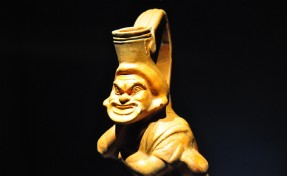 Maskeli oyuncu tasvirli 1800 yıllık vazo sergide