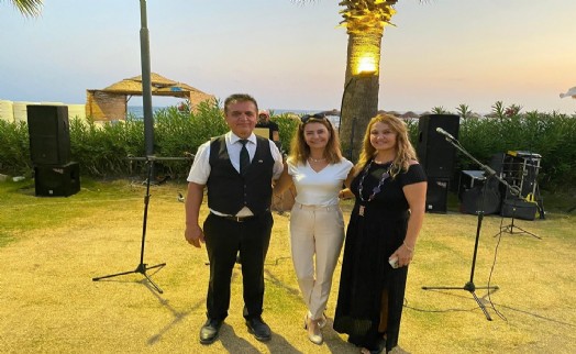 Menderes’in sanatçı muhtarı sahnede