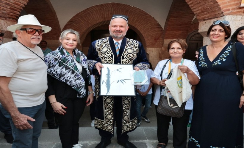 Menemen’de festival coşkusu 'Hemhal' ile başladı: Başkan Pehlivan'a 'bilge insan' hediyesi