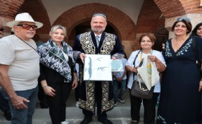 Menemen’de festival coşkusu 'Hemhal' ile başladı: Başkan Pehlivan'a 'bilge insan' hediyesi