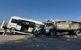 Minibüs ile kamyon kafa kafaya çarpıştı!