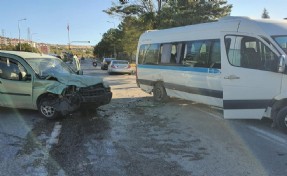 Okul servisi ile otomobil kafa kafaya çarpıştı!