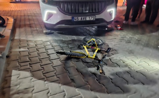 Otoparka girerken bisikletli çocuğa çarptı!
