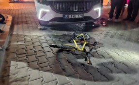 Otoparka girerken bisikletli çocuğa çarptı!