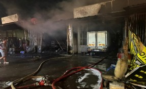 Sanayi sitesinde büyük zarar: 8 iş yeri ve 3 araç yandı...