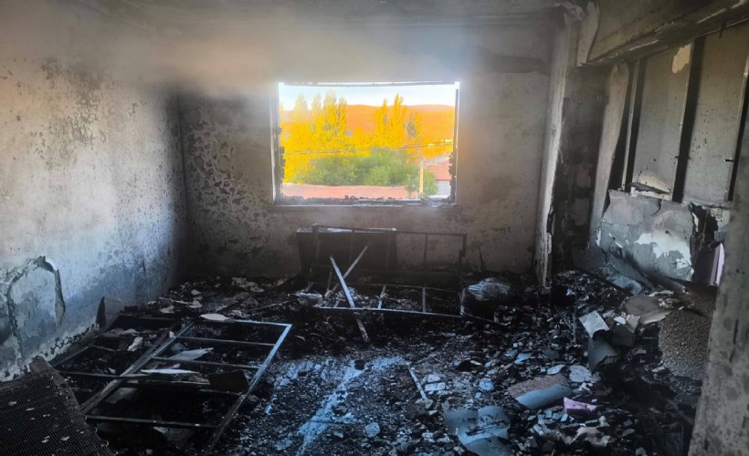 Yaşlı kadının acı sonu: Yanan evinin balkonundan düştü