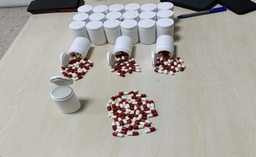 2 şüphelinin çantasından yüzlerce uyuşturucu hap çıktı