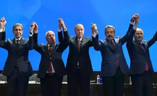 4 belediye başkanı AK Parti'ye katıldı! Rozetlerini Erdoğan taktı