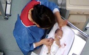 5 günlük bebeğe şiddet uygulayan hemşire tutuklandı