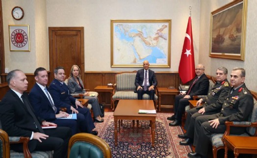 ABD Büyükelçisi Barrack ile Bakan Güler'in oturma düzenine tepki