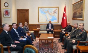 ABD Büyükelçisi Barrack ile Bakan Güler'in oturma düzenine tepki