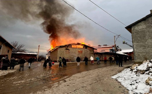 Ahırda çıkan yangını itfaiye ekipleri söndürdü
