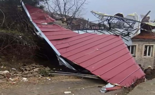 Aydın'da fırtına çatıyı uçurdu; 2 ev zarar gördü