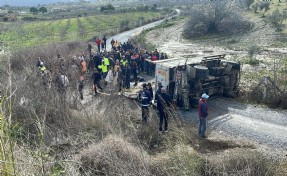 Aydın'da kamyonet tali yola yuvarlandı: 1 ölü, 2 yaralı