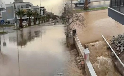 Aydın'ı da sağanak vurdu: Yollar göle döndü