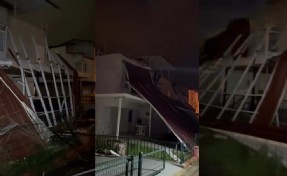 Aydın’da fırtınada çatılar uçtu, ağaçlar devrildi