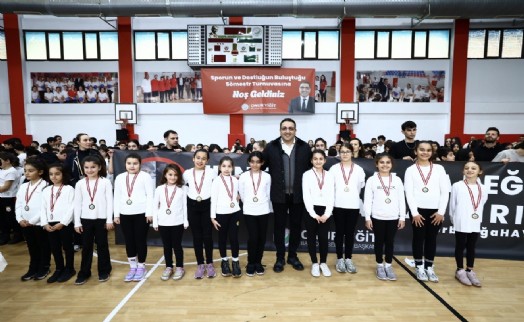 Balçova’daki spor turnuvasında ortak duruş: 'Elinizi zorbalığa değil, dostluğa kaldırın'