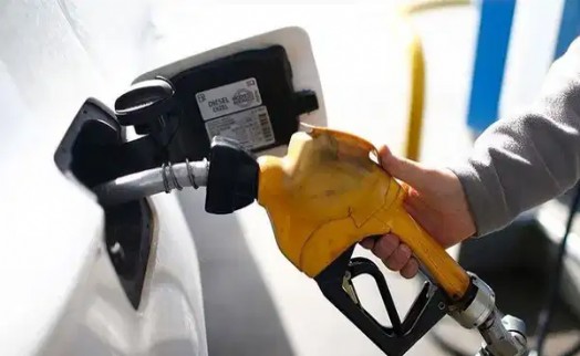 Benzine bir zam daha geldi: Litre fiyatı 55 TL'yi aştı!