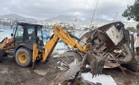 Bodrum'da kaçak iskele yıkımları devam ediyor
