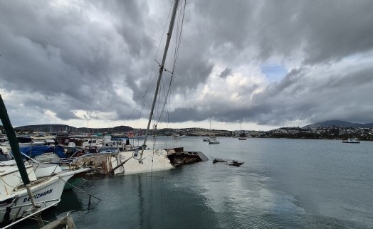 Bodrum'da su alan yelkenli tekne yan yattı