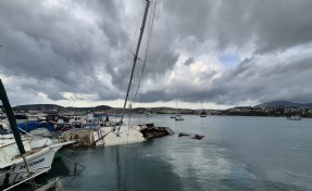 Bodrum'da su alan yelkenli tekne yan yattı