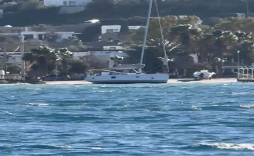 Bodrum'u fırtına vurdu: Yelkenli tekne karaya oturdu