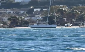 Bodrum'u fırtına vurdu: Yelkenli tekne karaya oturdu