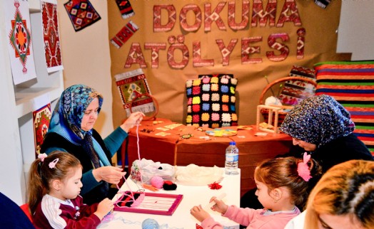 Bornova’da minik eller tezgah başında