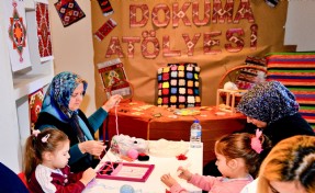 Bornova’da minik eller tezgah başında