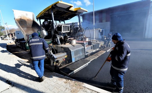 Bornova’da yol seferberliği sürüyor