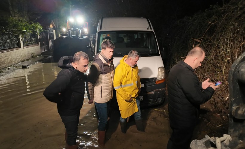 Bornova’yı sel vurdu: Belediyeden vatandaşlara çağrı