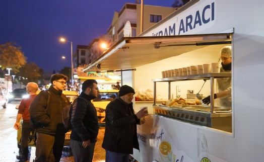 Buca Belediyesi’nden sıcak çorba ikramı
