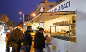 Buca Belediyesi’nden sıcak çorba ikramı