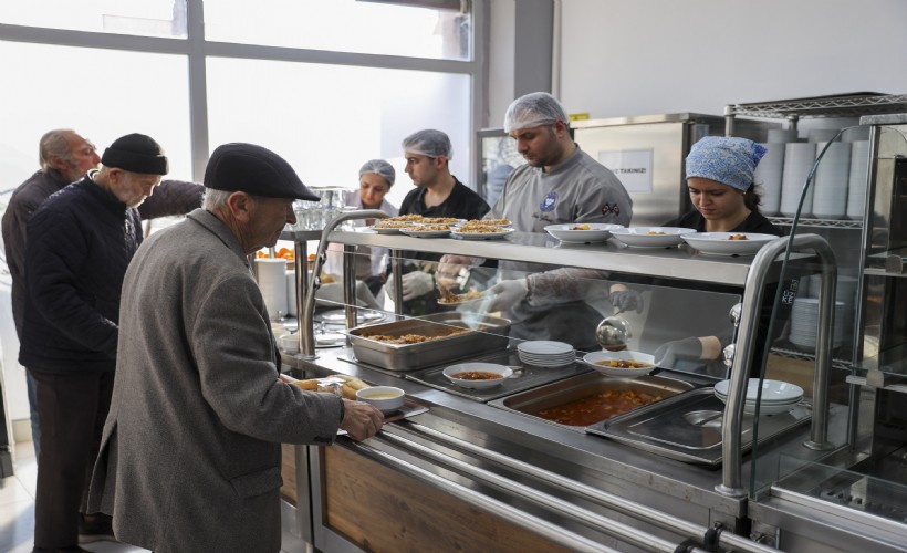 Buca'da 44 bin kişiye askıda yemek