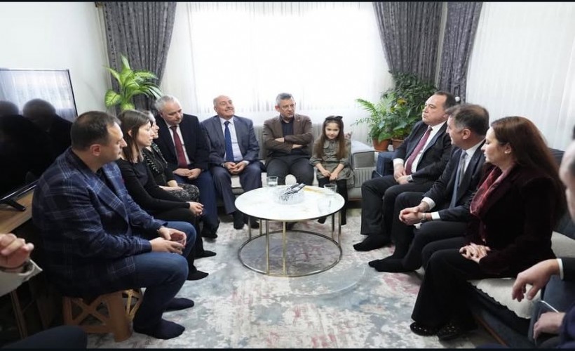 CHP Lideri Özel'den Manisa ve İzmir'de taziye ziyaretleri