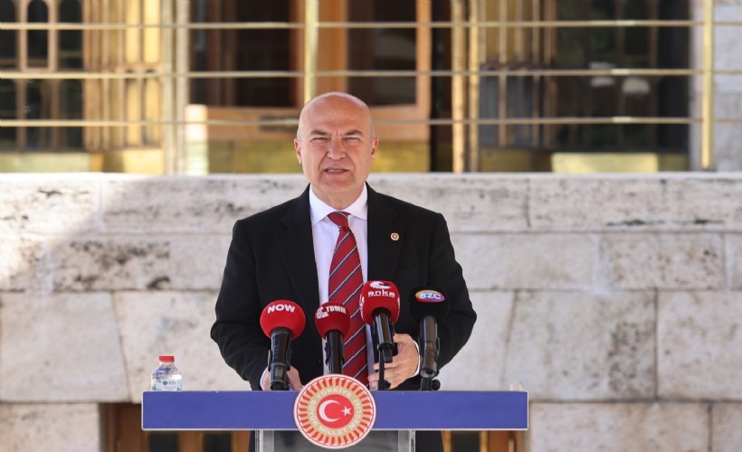 CHP’li Bakan kaldırımda görevlendirilen polisi Meclis’e taşıdı!