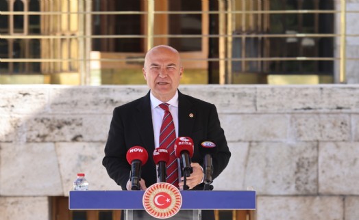 CHP’li Bakan kaldırımda görevlendirilen polisi Meclis’e taşıdı!