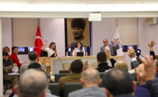 Çeşme'de Gülşah Durbay’a oy birliğiyle vefa ve AK Partili Emin'e anma