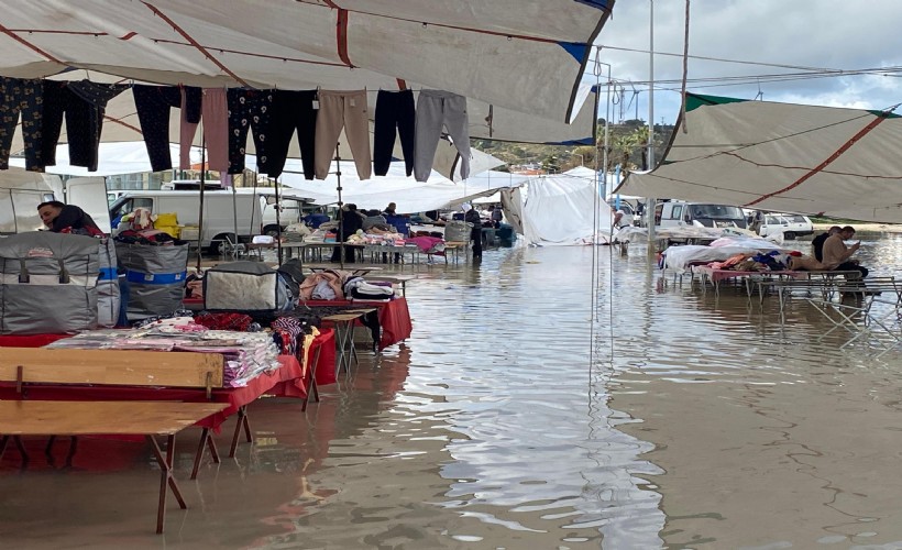 Çeşme'de pazaryeri ve mezarlık su altında kaldı
