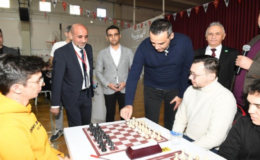 Çiğli'de Satranç Turnuvası'na büyük ilgi: İlk hamle Başkan Yıldız'dan