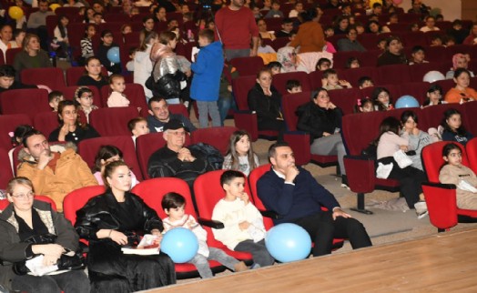 Çiğli’de sömestr coşkusu beyaz perdede başladı: Yıldız çocuklarla film izledi
