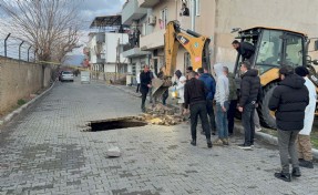Çöken yolun altından çıkanlar tüyler ürpertti!