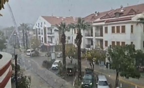 Datça'da sağanak; yollar göle döndü, deniz renk değiştirdi