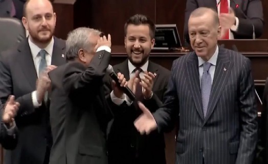 Erdoğan AK Parti'ye katılan 3 vekile rozet taktı: Çakır, Erdoğan'a asker selamı verdi